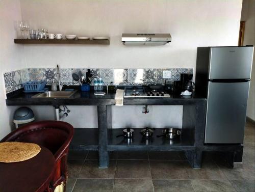 een keuken met een fornuis en een koelkast bij Bungalow Vista Sierra Laguna in San Carlos