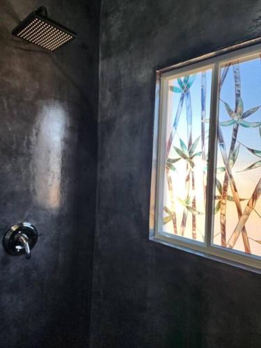 a bathroom with a window and a shower at Bungalow Vista Sierra Laguna in San Carlos