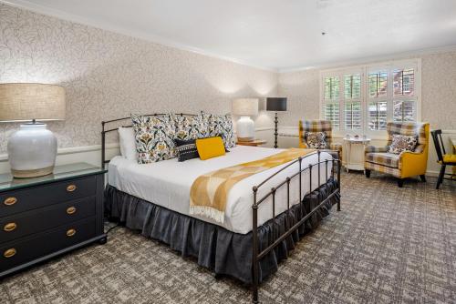聖路易斯－奧比斯保的住宿－蘋果農場旅館，一间卧室配有一张床、一张桌子和一把椅子