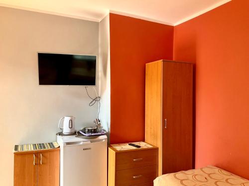 a small room with a refrigerator and a tv at Międzyzdrojanka in Międzyzdroje