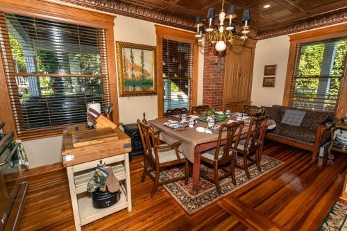 Χώρος καθιστικού στο South Broadway Manor B&B - Near Fallingwater, Ohiopyle State Park, Hiking & Biking trails GAP