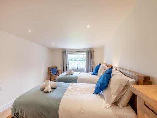 1 dormitorio con 2 camas y ventana en Oast View - Uk43088, en Preston
