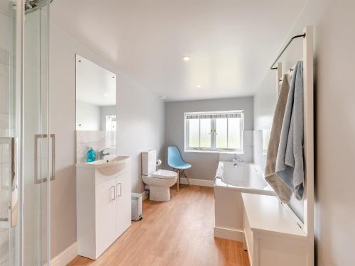 biała łazienka z toaletą i umywalką w obiekcie Oast View - Uk43088 w mieście Preston