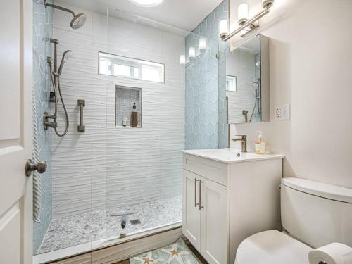 a bathroom with a shower and a toilet and a sink at Fantastic 2 bedroom Cottage, 5min to beach in Santa Cruz