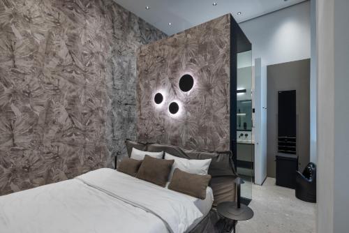 ein Schlafzimmer mit einem Bett mit zwei Löchern in der Wand in der Unterkunft City Center Apartment Telegraph in Wien