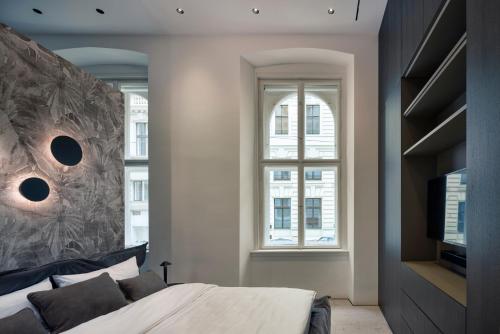 ein Schlafzimmer mit einem Bett und einem großen Fenster in der Unterkunft City Center Apartment Telegraph in Wien