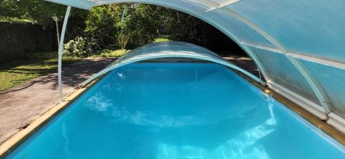Bazén v ubytovaní Le Petit Lavoir - Joli studio à Mayet alebo v jeho blízkosti