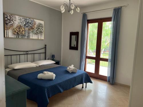Villa Aileen في ماكاري: غرفة نوم عليها سرير وفوط