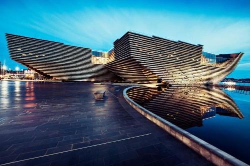 dos edificios altos sentados junto a un cuerpo de agua en Tiny home at Dundee, en Dundee