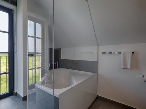 Vannituba majutusasutuses Reetland am Meer - Luxus Reetdachvilla mit 3 Schlafzimmern, Sauna und Kamin F22