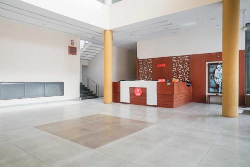 シルディにあるCollection O 15845 Sanskruti Resortのロビー(カウンター付)が備わる広い客室です。