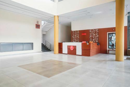 シルディにあるCollection O 15845 Sanskruti Resortのロビー(デスク付)が備わる広い客室です。