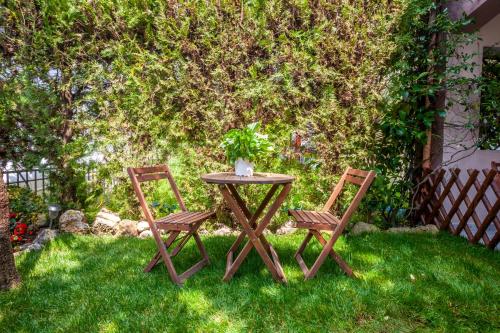 un tavolo e due sedie seduti sull'erba di Wholesome Moments a Siviri