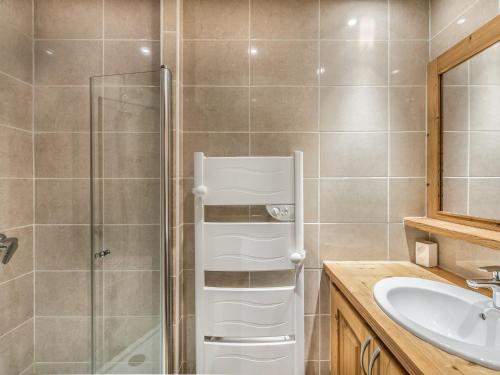 une salle de bain avec douche et lavabo dans l'établissement Appartement Charmant 2 Pièces, Centre de Megève, 3 Pers., Garage, 3 Étoiles - FR-1-453-106, à Megève