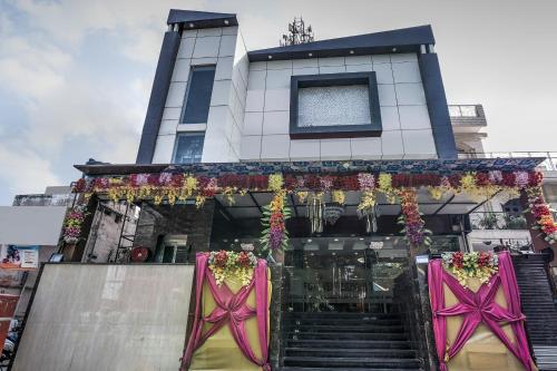 Un bâtiment avec des fleurs à l'avant dans l'établissement OYO Forever Banquet & Rooms, à New Delhi
