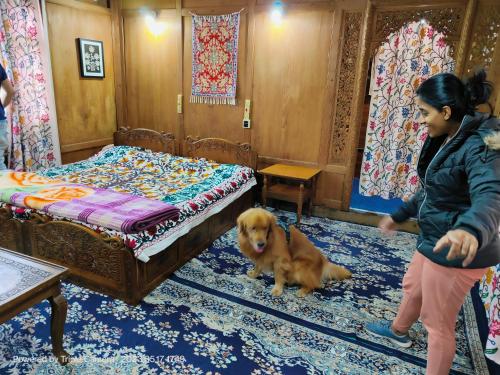 シュリーナガルにあるHouseboat Karima palaceのギャラリーの写真