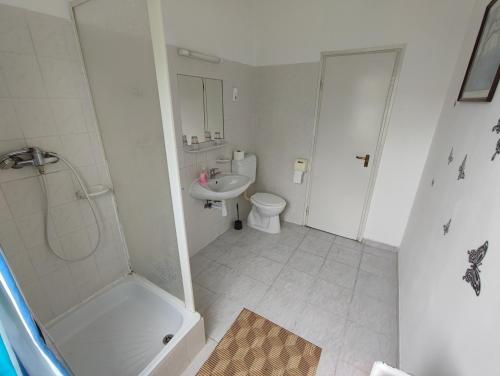 Bilik mandi di Hotel Béke Sziget Komló