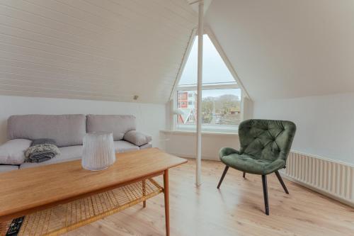 sala de estar con sofá y silla en Harbour View / 2BR / City Centre en Tórshavn