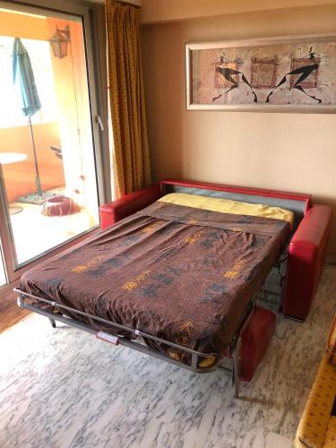 - un lit dans l'angle de la pièce dans l'établissement AZURELLE, à Nice