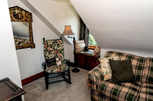 Χώρος καθιστικού στο South Broadway Manor B&B - Near Fallingwater, Ohiopyle State Park, Hiking & Biking trails GAP