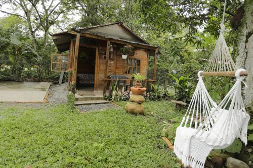 Cabaña pequeña con porche y 2 hamacas colgantes en Casa Finca Sancami 2, en Guamal