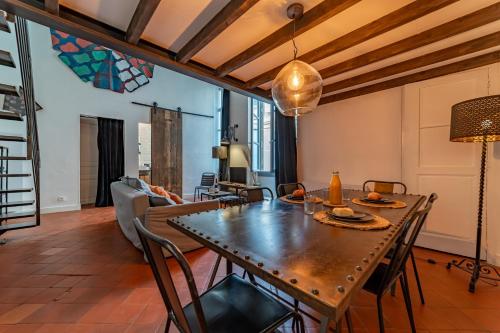 une salle à manger avec une table et des chaises dans l'établissement Loft calme à la Maison Carrée - Une Nuit à Nîmes, à Nîmes