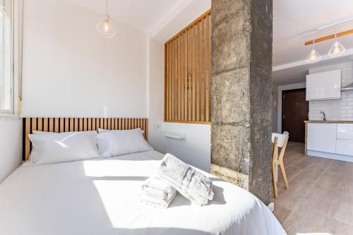 1 dormitorio con 2 camas y cocina en Plazamar2, en Torre del Mar