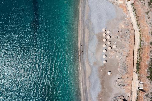 eine Luftansicht auf den Strand und das Meer in der Unterkunft The Chedi Luštica Bay in Tivat
