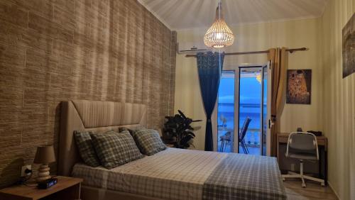 コッカリにあるNereida (Νηρηίδα) Luxury Apartmentの海の見えるベッドのある寝室