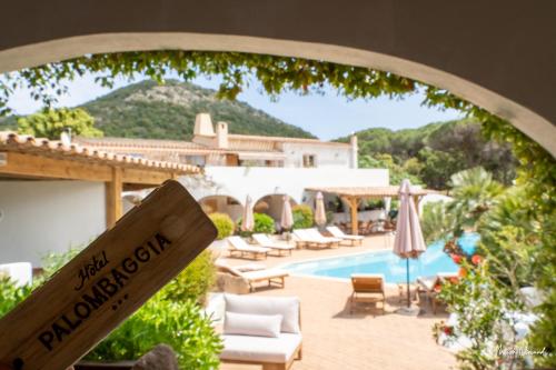 Hôtel Palombaggia في بورتو فيكيو: اطلالة على منتجع مع مسبح