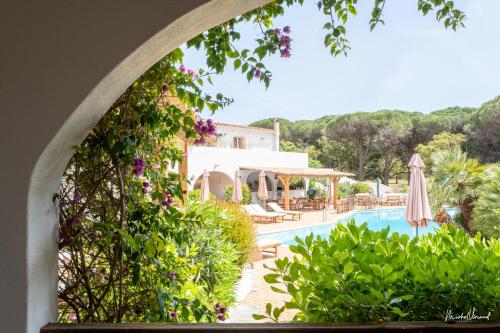 - une vue sur la piscine d'un complexe dans l'établissement Hôtel Palombaggia, Certifié Ecolabel Européen, à Porto-Vecchio