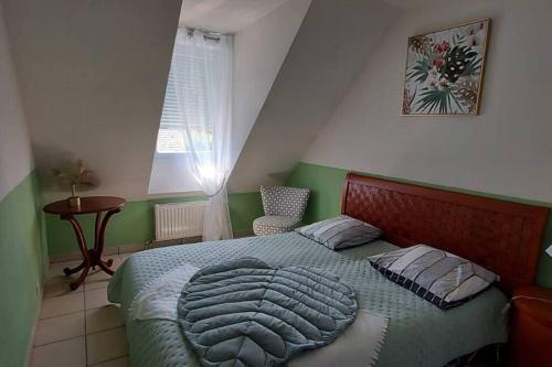Le Refuge Du Plessie 4 Étoiles في بلوا: غرفة نوم عليها سرير وبطانية زرقاء