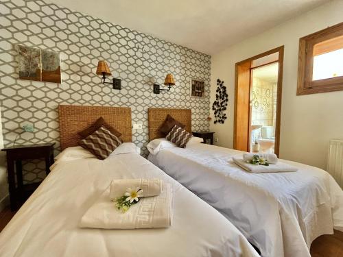 Un pat sau paturi într-o cameră la Hostal Nomadas by Gloove