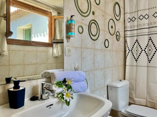 a bathroom with a sink and a toilet and a mirror at Hostal Nomadas in Cuenca