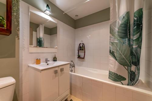 une salle de bain avec un lavabo, une baignoire et des toilettes dans l'établissement L'écrin vert luxuriant - Halles & Cathédrale - Une Nuit à Nîmes, à Nîmes