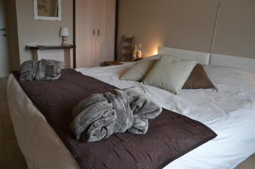 a bedroom with two towels on a bed at Auberge Le Relais in Corbion