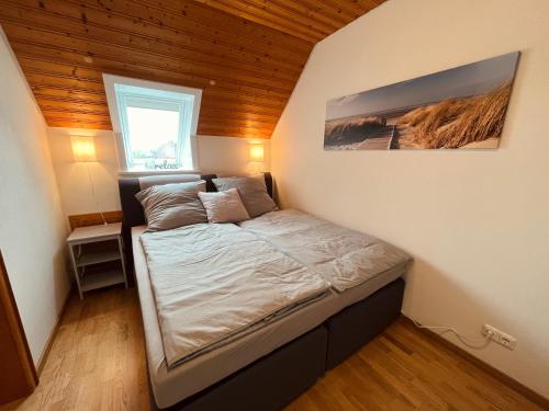 سرير أو أسرّة في غرفة في Frieda - Ferienwohnung mit Deichblick
