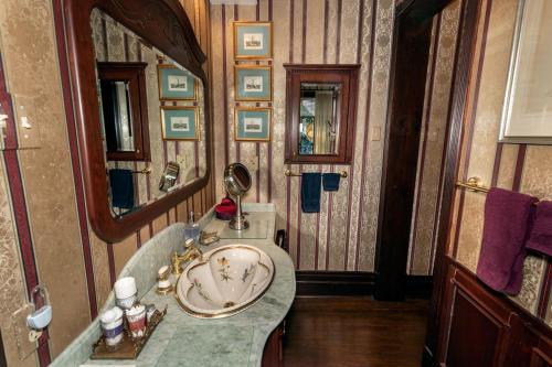 Ένα μπάνιο στο South Broadway Manor B&B - Near Fallingwater, Ohiopyle State Park, Hiking & Biking trails GAP