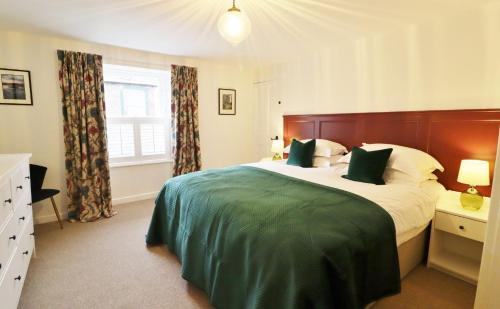 Un dormitorio con una cama grande y una ventana en 14 Union Street en Kirkcudbright
