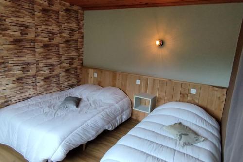um quarto com 2 camas e uma parede de tijolos em Maison de montagne vue magnifique em Ventron