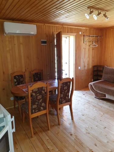 una sala da pranzo con tavolo e sedie in legno di Зачаровані Карпати, Воловець a Volovets