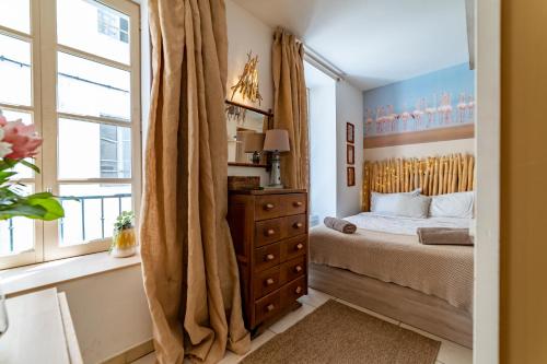 une chambre avec un lit et une fenêtre dans l'établissement La Cabane Camarguaise en centre ville - Une Nuit à Nîmes, à Nîmes