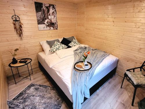 sypialnia z łóżkiem z tacą w obiekcie DomEK Obok Rzeki w Bałtowie
