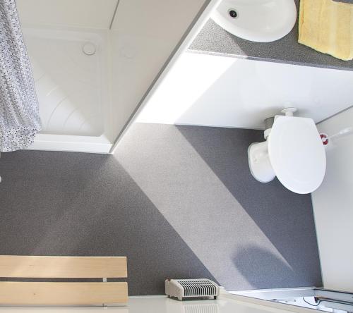 um quarto com um tecto com um banco e luzes em Pluimpapaver Hotel & Glamping em Aarschot
