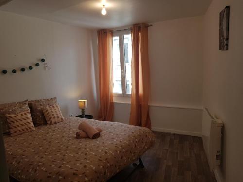 1 dormitorio con cama con almohada en St junien n:2, en Saint-Junien