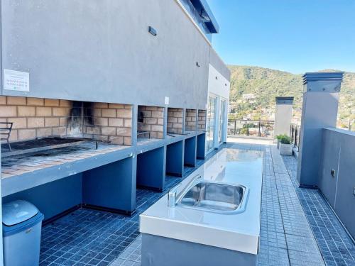 una grande cucina con vasca in un edificio di VENETO V DEPARTAMENTOS a Villa Carlos Paz