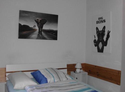 a bedroom with a bed and a picture of an elephant at Cozy Zimmer inkl Parkplatz nach Verfügbarkeit in Essen