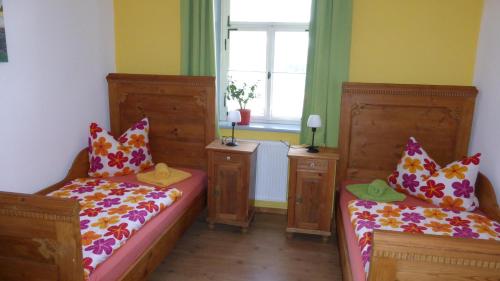 Habitación pequeña con 2 camas y ventana en FeWo Gutendorf en Bad Berka