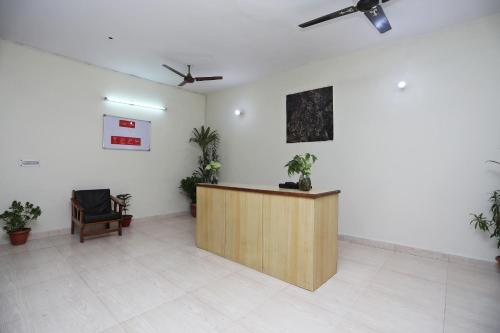 uma sala de escritório com uma recepção e plantas em OYO Celebration Bnb Home em Ghaziabad