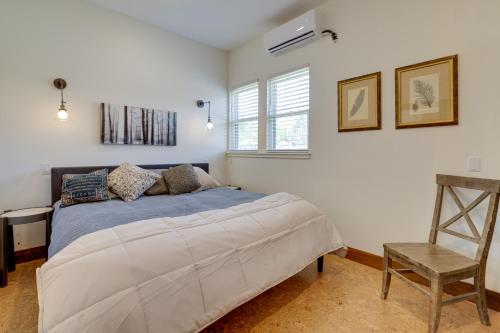 1 dormitorio con 1 cama grande y 1 silla en Southern Utah Vacation Rental with Hot Tub, en Virgin